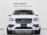 北欧らしさあふれる知的な美を形にしたラグジュアリーSUV、XC90。大胆でありながらもエレガントなスタイリングは、見る人の目に磨き上げられた強さを深く印象づけます。