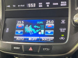 【オートエアコン】一度お好みの温度に設定すれば、車内の温度を検知し風量や温度を自動で調整。暑い&hellip;寒い&hellip;と何度もスイッチ操作をする必要はありません。快適な車内空間には必須の機能ですね♪
