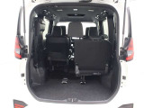 サードシートを跳ね上げれば、セカンドシートに人が乗っていても荷物を十分に積めます。