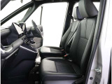 シックな色使いの運転席周りですね。すっきりとしたデザインで上品な色使いです。居心地の良い運転席長く座ってられるリラックスできるデザインがいいですね。