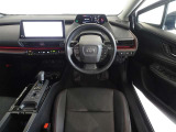 革巻きステアリングで快適な操作性の運転席です。