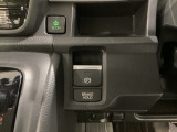 セレクトレバーの右に電子制御パーキングブレーキがあります。スイッチひとつで、停車した地点の傾斜などをシステムが検知・判断してブレーキ力を自動的に最適制御し、しっかり停車できるパーキングシステムです。