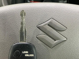 【キーレス】少し離れた場所からでもボタン一つでドアの開錠・施錠ができるのでとっても便利!ドアの鍵穴周りに傷をつけることもありません♪