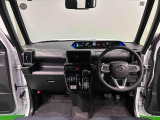 360&deg;UV&IRカット機能ガラス採用。見易い計器類と運転し易いレイアウトのドライビングポジションは、極細Aピラーの採用で視角も少なく前方&左右の見切りが良く安心して運転できます。
