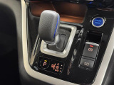 【シフトレバー】近年のハイブリッド車特有のスマートなシフトレバー。身近に触れるポイントですが、先進的で近未来のような印象を受けますね。
