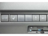 スマートキーや運転席のボタンを押すだけでリアゲートが自動で開閉します!荷物を持っている時や、高い位置にあるバックドアを閉める際に便利な機能です