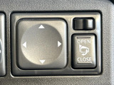 【電動格納ミラー】サイドミラーは電動格納式となっており、狭い駐車場でもキズがつくリスクを抑えられます。
