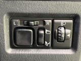 【電動格納ミラー】サイドミラーは電動格納式となっており、狭い駐車場でもキズがつくリスクを抑えられます。