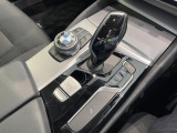 BMWの高性能オートマチックは、ATセレクトレバーを左側に倒すことで、通常の「D」から「S」(スポーツ)または「M」(マニュアル)へと切り替えが可能です。