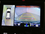 映像で見づらい車両周辺の確認をアシスト。クルマを真上から見ているような映像を表示。 運転席から確認しにくい車両周囲の状況を把握。