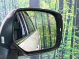 【リヤビークルディティクション】走行中、ドアミラーの死角になりやすい箇所に後続車が接近するとサイドミラー付近に警告を表示、ドライバーに注意喚起と、万一の際はハンドル操作をアシストをします。