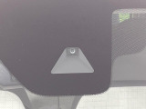 【三菱e-Assist】走行中に前方の車両等を認識し、衝突しそうな時は警報とブレーキで衝突回避と被害軽減をアシスト。より安全にドライブをお楽しみいただけます。