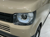 LEDヘッドライトは、点灯の瞬間から最大光量を発揮し、突然暗くなるトンネルなどでの安定感を高めます。