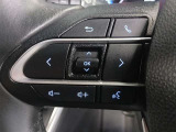 ステアリングには運転中でも簡単に操作できる各種スイッチついてます