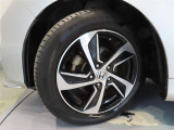 ホンダ純正アルミホイール。タイヤサイズは215/55R17です。