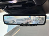 【クリアサイトリアビューモニター】が装備され荷室や後席に乗車してリアガラスが見ずらくなってしまった際にもルーフに付いているカメラでモニターに映し出すことが可能です。