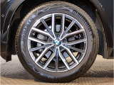 BMWの純正アロイホイールは軽量かつ強度にも優れているホイールで走行性能を引き上げる設計になっております。足元にもBMWは妥協がなくこだわっている個所になります。