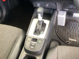 シンプルでとても使いやすいフロアシフトに、パーキングブレーキは電子制御パーキングブレーキです。