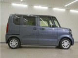 リアには左右スライドドアを採用。狭い駐車場でも開閉しやすく、強風の日でもドアが煽られにくくなっております。小さなお子さまやご年配の方も安心して乗り降りできます。