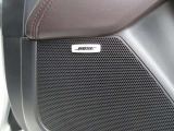 BOSEサウンドシステムを搭載。「良い音を出す」ではなく、その車種のごとに特徴を計算(車種専用設計)し、「反響音」を作り出すことによってどの座席でも自分中心で音が聴こえ、「心地よい空間」を作り出します。