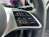 ステアリングボタンは、使いやすいデザインでございます。ステアリング付近のレバーや、ステアリングボタンで追従機能の操作も可能でございます。