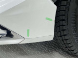 フロントスポイラー左側に、目立つキズあり