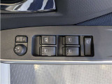 パワーウィンドウのスイッチですよ。 運転席に居ながら窓を開け閉めのコントロールできますよ。 ロック機能で、子供がイタズラして窓を開けるという事も無くなりますよ。