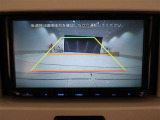 バックガイドモニター(リバース連動)で、後方を確認しながら安心して駐車することができます。運転初心者も熟練者も必須の機能ですよ!