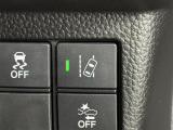 【HondaSENSING:路外逸脱抑制機能】約60km/h以上で走行中、システムが車線を検知。ディスプレー表示とステアリング振動で注意を促すと共に、車線内へ戻るようステアリング操作を支援します。
