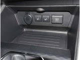 スマートキー付きです。スマートキーとは鍵を車に差し込まなくても、ドアノブを触ったりするだけで、ドアロックを解錠できます。これが凄く便利なんですよ。