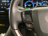 運転中、オーディオの操作をしてて、ハッとしたことはありませんか?ステアリングスイッチは、運転中でもハンドルでオーディオの操作が可能です。安全なドライブをサポートします。