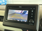 リバースギアに入れるだけで後方の表示へ切り替わります。夜間や雨の日の駐車も楽になりますよ。