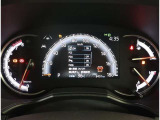 とっても見やすいメーターです。夜間時はラグジュアリーな気分にさせてくれる照明が魅力ですので、夜のドライブも楽しみになりますよ♪