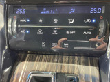 【オートエアコン】一度お好みの温度に設定すれば、車内の温度を検知し風量や温度を自動で調整。暑い&hellip;寒い&hellip;と何度もスイッチ操作をする必要はありません。快適な車内空間には必須の機能ですね♪