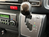 インパネシフトだから視線の移動も少なく足元もスッキリ♪運転席もゆったりしているのでゆとりを持ってドライブできますね!