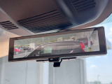 車両後方のカメラ映像をミラー内に表示。後席の乗員や荷物で視界が遮られることなく、クリアな後方視界を確保できます。