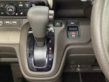 CVT車のセレクトレバーです。低速から高速まで、変速ショックのないスムーズな走りと、エンジン効率のよい領域を維持して燃費にも貢献します。サイドブレーキはスイッチ操作の電子制御パーキングブレーキです。