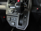 インパネシフトだから視線の移動も少なく足元もスッキリ。運転席もゆったりしているのでゆとりを持ってドライブできますね。