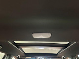 【調光パノラマルーフ】車内の解放感が一気に上がる大型パノラマルーフに調光機能がプラス!日差しが強い時、シェードを閉めなくてもガラスの透明度を調整することで心地よい明るさに♪