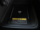 スマホを置くだけでワイヤレスで充電可能です。