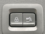 【パワーバックドア】スマートキーや運転席のボタンを押すだけでリアゲートが自動で開閉します!荷物を持っている時や、高い位置にあるバックドアを閉める際に便利な機能です♪