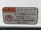 見た目が大事!な外装はぴかっとキレイに磨いており、経年のくすみもよみがえっております。ヘッドライトやドア周辺を磨く際にはマスキングテープを使用して保護しながら丁寧に作業をしております。