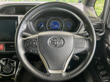 【純正革巻きステアリング】上質な革を使用することで、手にしっかり馴染みとても運転しやすいハンドルです♪