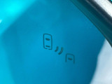 【ブラインドスポットモニター】走行中、ドアミラーの死角になりやすい箇所に後続車が接近するとサイドミラーのレンズに警告を表示!ドライバーに注意喚起をしてくれます。