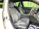 運転席まわりには十分なスペースがあり、大柄な方でもゆったり運転していただける環境です。