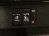 両側電動スライドドア。荷物で手が塞がる時など簡単にドアの開閉が出来ます。何より力いらずで開閉OK。女性やお年寄りにも優しい。電動機能はOFFにもできますから元気なお子様の駆け出しも安心。