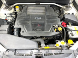 【STIタワーバー】お車の剛性を高めるタワーバーを装備。よりスムーズなコーナリング走行が可能となり、走りも楽しめます。