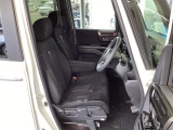 フロント広々、ベンチシートの運転席は、ハイトアジャスターが付いているので、快適にドライブができます。ハンドルはチルトステアリングで、ハンドル位置を上下に調節できます。