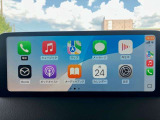 お手元のスマートフォンと接続して頂く事で使用可能な「Apple CarPlay/Android Auto」電話の応答は勿論、メッセージの受信やLINE、音楽接続からナビアプリの使用まで幅広く活躍致します。