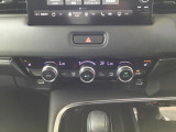 運転席・助手席、それぞれで温度調節が可能なオートエアコンです。シートヒーター付きなので、寒い日も快適です。